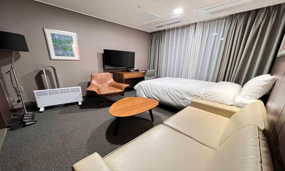 Raonstay In Perla Hotel จินจู ภายนอก รูปภาพ